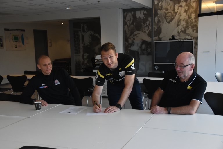Yngvar Håkonsen (f.v.), Christopher MacConnacher og Dag Andersen signerte mandag avtalen som gjør at NFF Agder flytter inn på Sparebanken Sør Arena i 2021.