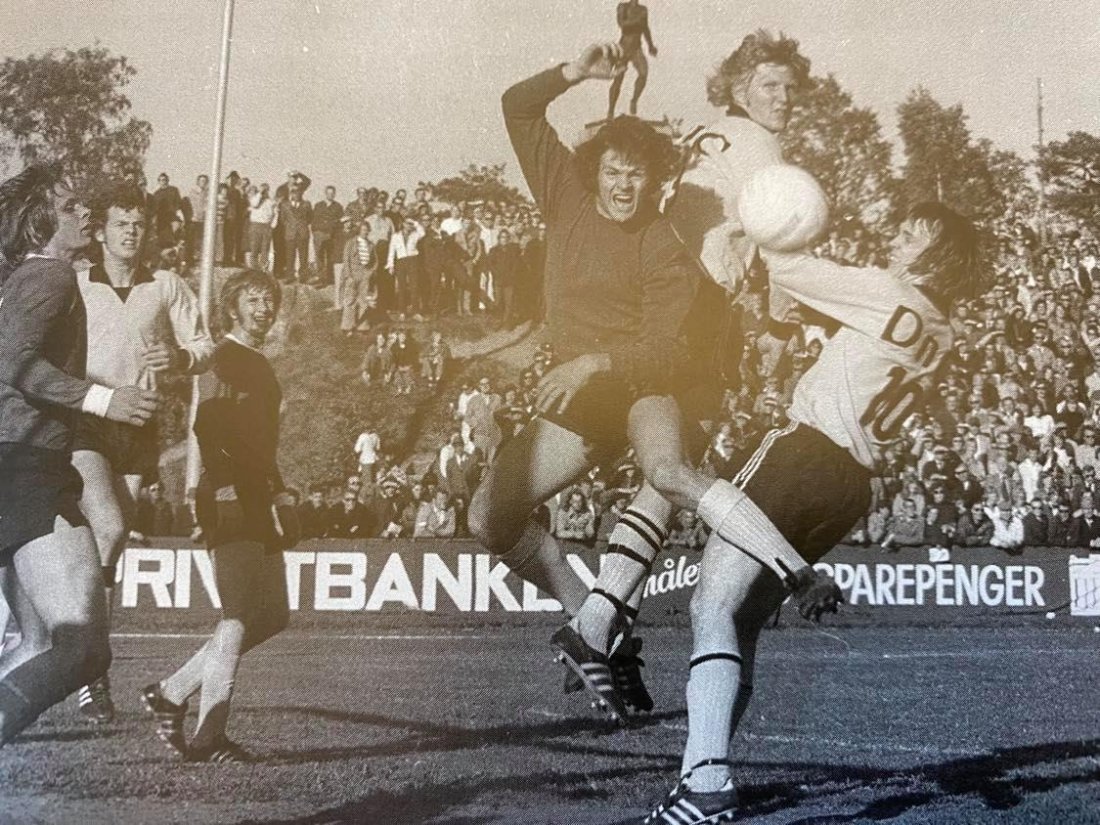 Thorgny Svenssen (høyest) ser at Helge Skuseth scorer mot Raufoss i 1974.jpg