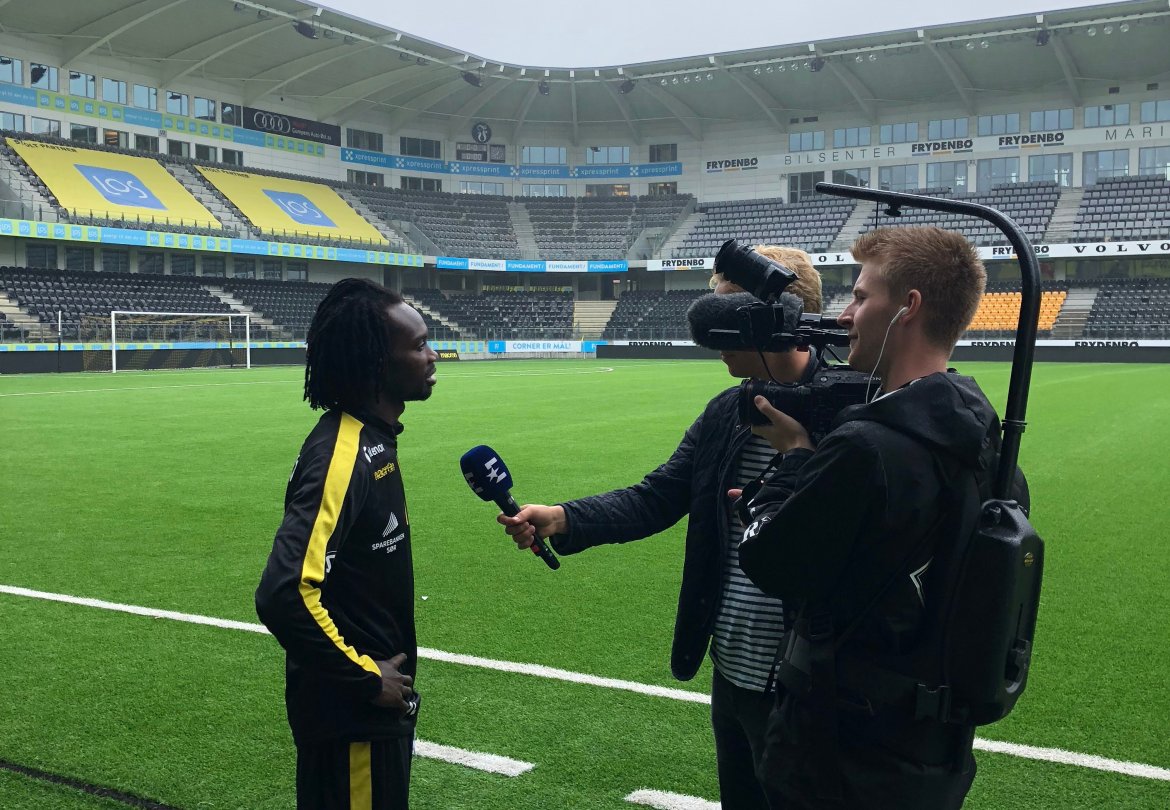Nykommer Ibrahim Arafat Mensah intervjues av Eurosport.