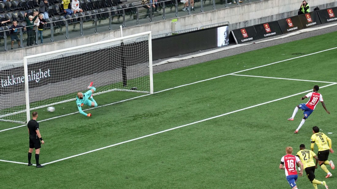 Bilal Njie setter inn straffen til 1-1 (Foto: Kristin Søvik)