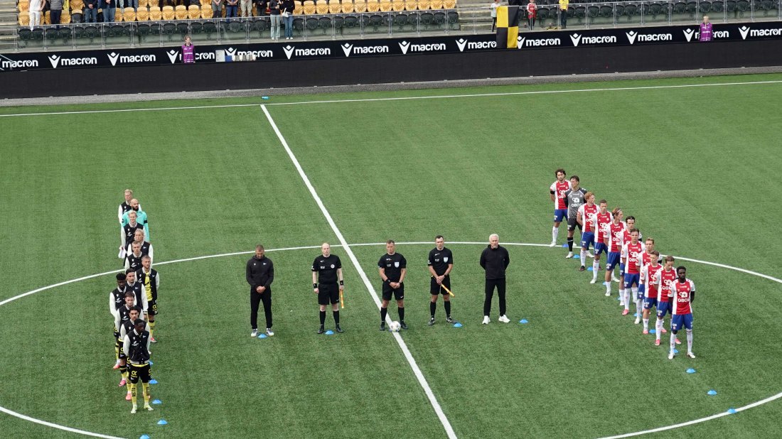 Før kampen stilte dommerne og spillerne opp i en H for å minnes Kong Harald (Foto: Kristin Søvik)