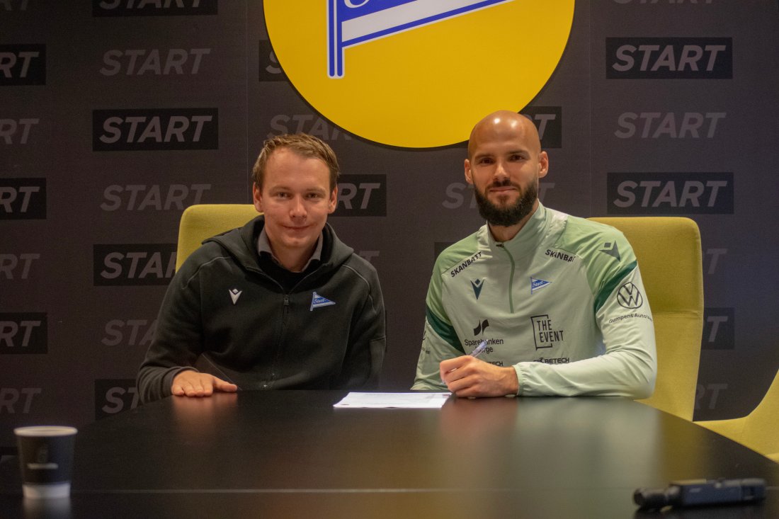 (F.v) Sportssjef Fredrik Greve Monsen og Filip rett etter at kontrakten ble underskrevet i dag tidlig.