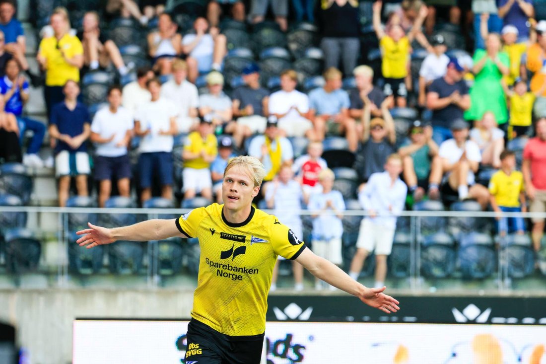 Håkon forlenger kontrakten med 2 år. Her etter scoringen sin mot Stabæk like før sommerpausen. Foto: Svein Grundetjern.