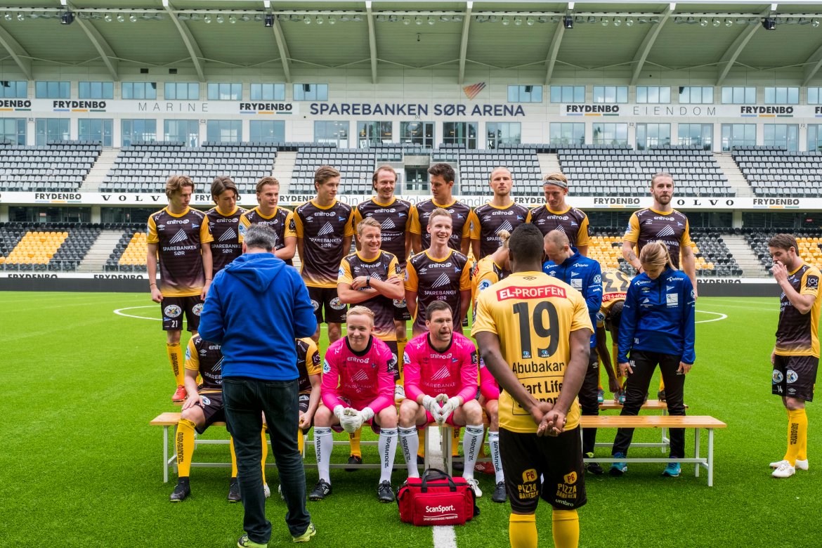 Klargjøring før årets lagbilde.