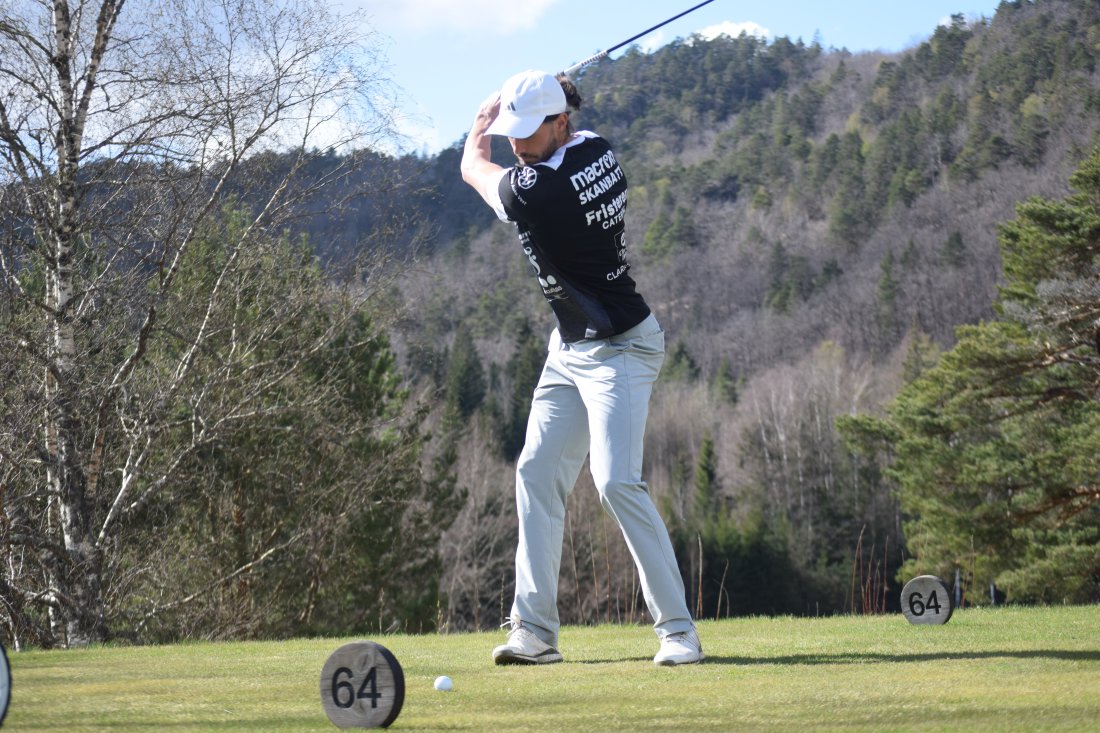 IK Start-spiller Fredrik Pålerud i full gang ute på golfbanen på Bjaavann!