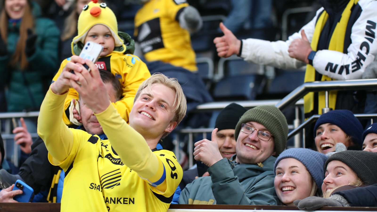 Jonatan Braut Brunes feirer med fansen etter kampen mot Åsane. Foto: Ann-Kristin Røsbø, Hordlandsfotball