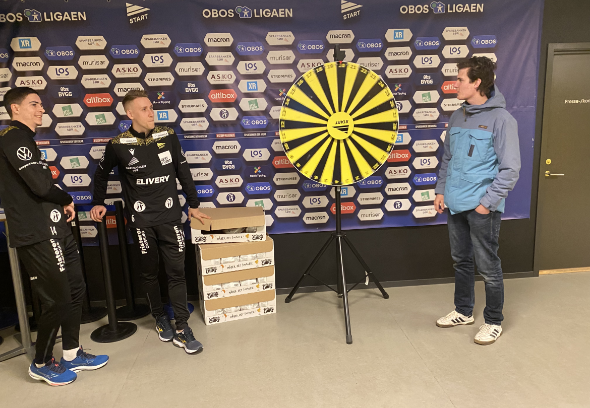 Arthur Gautefall (t.h.) vant trøstepremie på lykkehjulet. T.v.: Luc Mares og Bjarni Mark Antonsson.