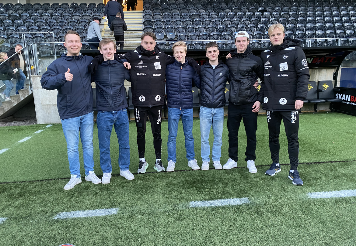 F.v.: Jesper Bakke Tungehaug, Fabian Lian, Oskar Stølevik, Jonathan Morlandstø og Jonathan Henriksen hilser på Mats Viken og Jonatan Braut Brunes.