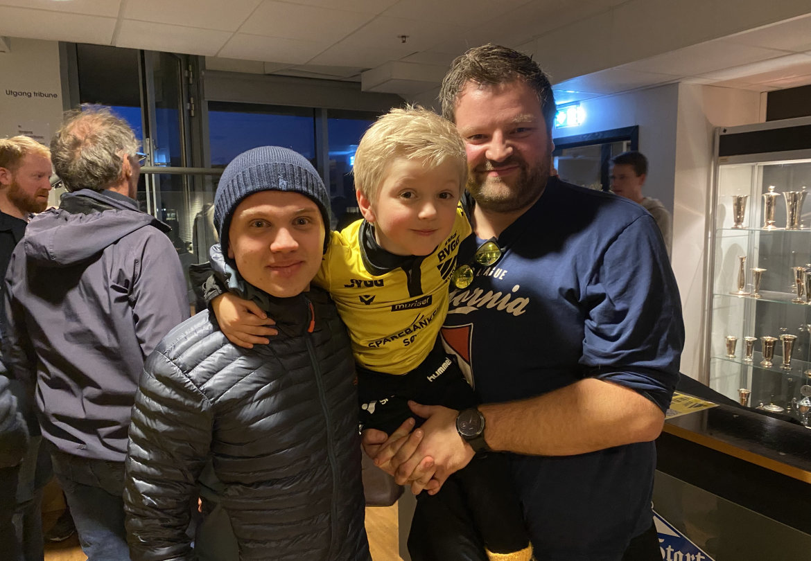 Kasper Sødal Langenes (5) vet hvor han skal spille når han blir stor; for Start på Sparebanken Sør Arena. Her er han sammen med pappa Morten Langenes og Simen Thomassen.
