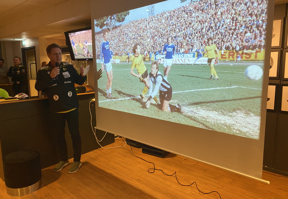 Klubbdirektør Terje Marcussen forteller om Starts stolte historie og hans drøm om fulle tribuner på Sparebanken Sør Arena. På arkivbildet scorer Svein Mathisen i 6-1-seieren over Viking i gullsesongen 1980. 11.288 tilskuere så kampen.