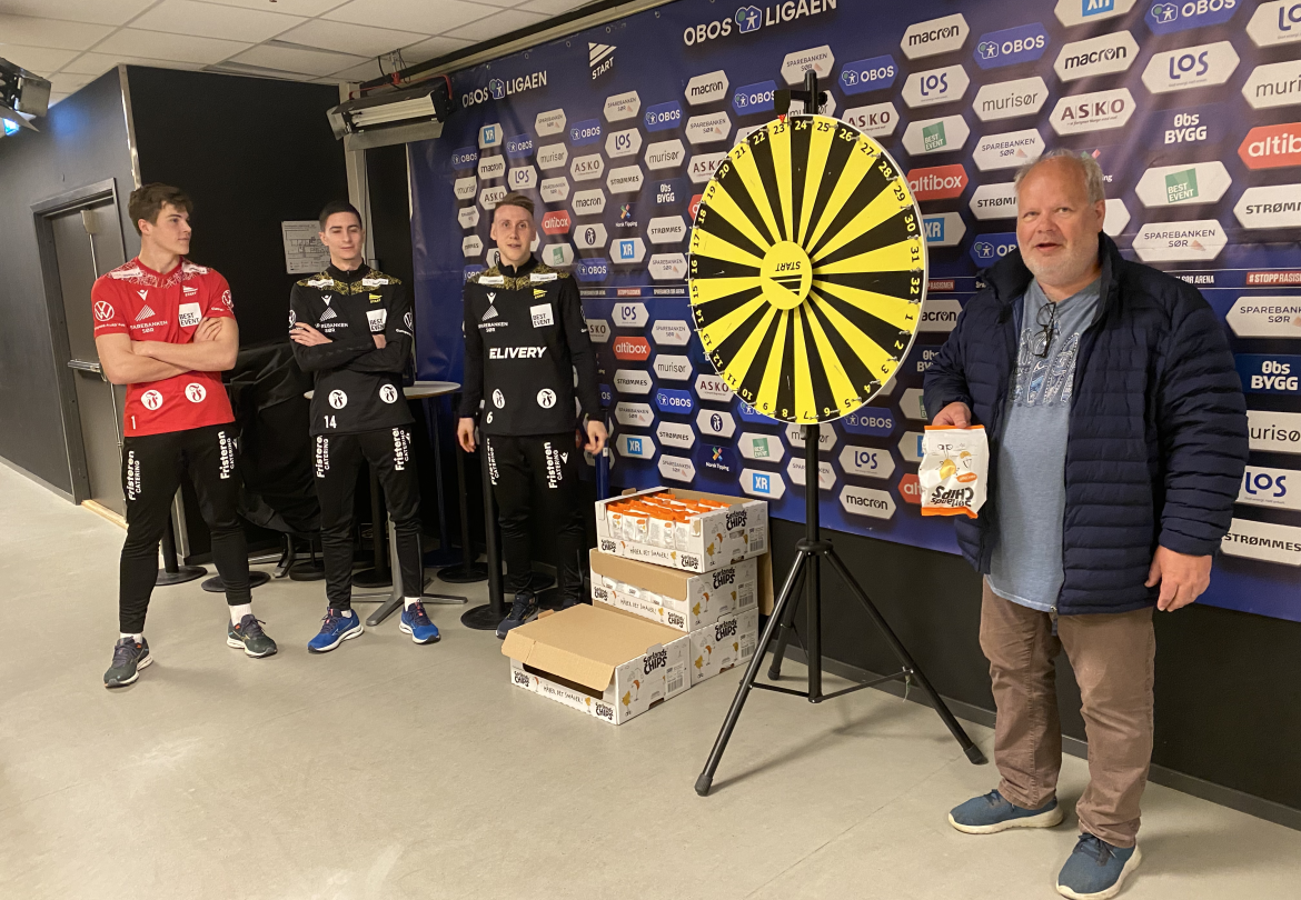 Jan Erik Kittelsen (t.h.) vant en pose Sørlandschips på lykkehjulet. T.v. står Jasper Silva Torkildsen, Luc Mares og Bjarni Mark Antonsson.