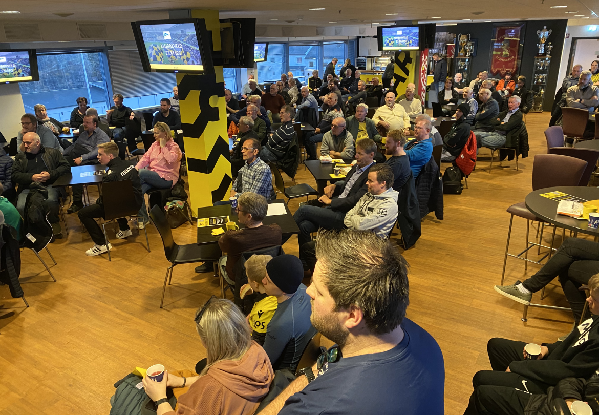 Rundt 150 Start-medlemmer og sesongkortinnehavere lytter til utviklingsleder Tomi Markovskis foredrag.