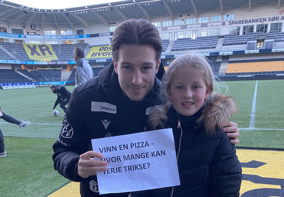 Oda Kirkeland sammen med Cameron Cresswell, som viser hvilken stasjon han stod på.