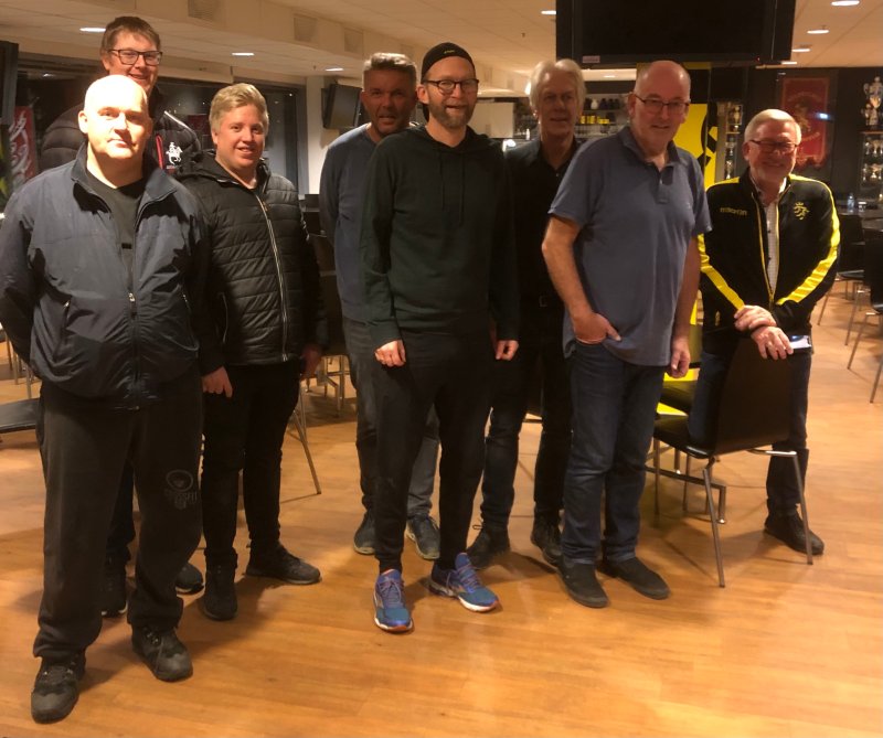 På bildet ses f.v.: Sigurd Bakken, Ørjan Greibesland, Aslak Hansen Broen, Tom Edvardsen, Kai Rune Karlsen, Svein Bernhard Sødal, Dag Andersen og Carl Viggo Axelssen. Foto: Kai Eriksen.