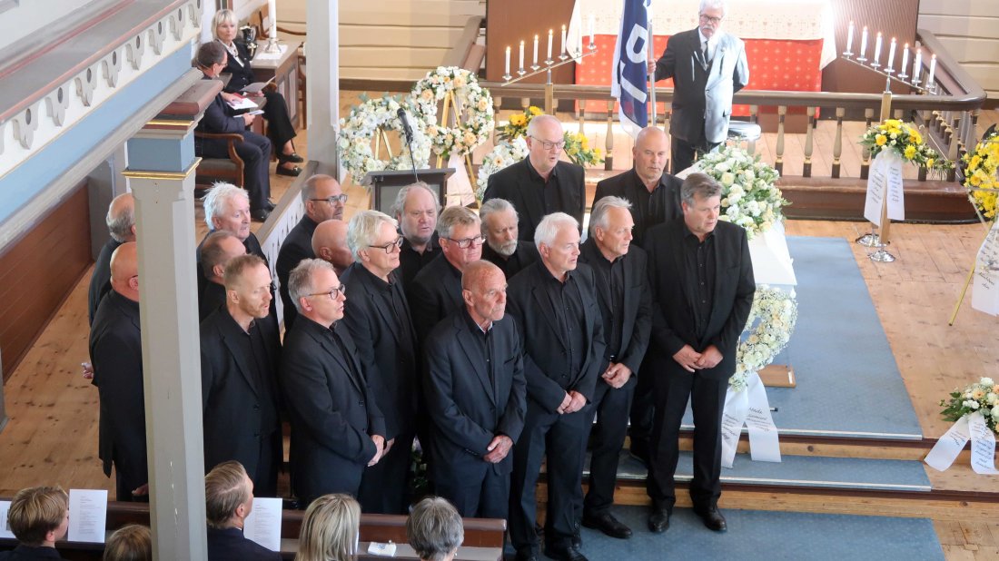Manskoret Gaasehd sang "Starthymnen" som avslutning inne i kirka. (Foto: Lars Ivar Fjose)