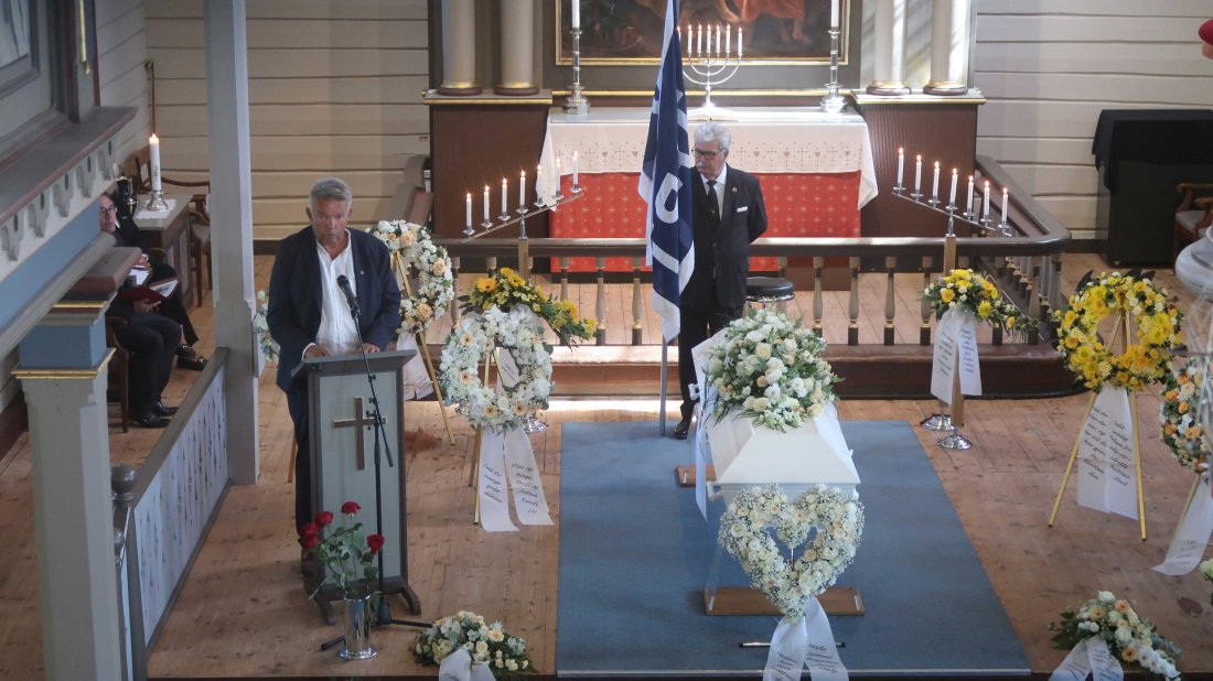 Ordfører i Seniorrådet, Tom Edvardsen, takker Per Svein på vegne av klubben etter 54 år som speaker (Foto: Lars Ivar Fjose)