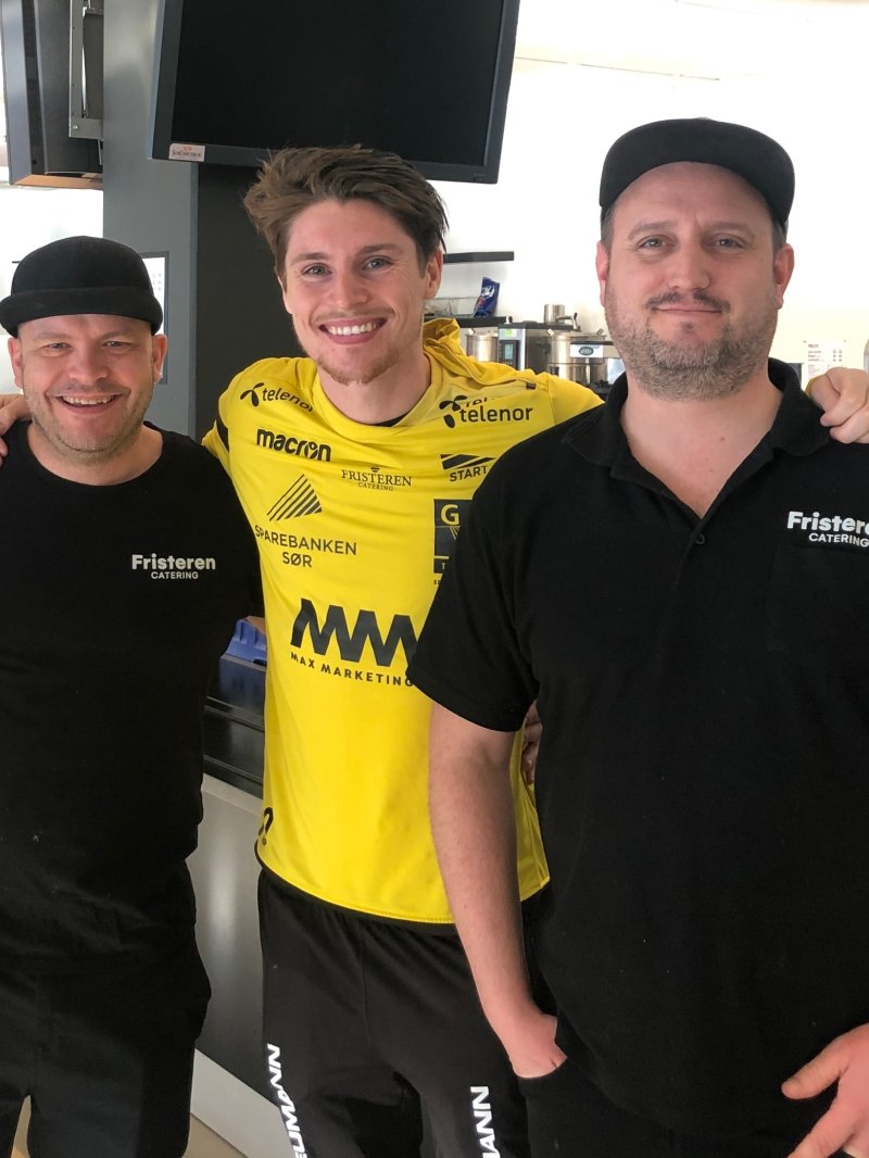 Henning Kristiansen (f.v.) og Tor André Bergeton Fidjestad fra Fristeren sammen med Kasper Skaanes.