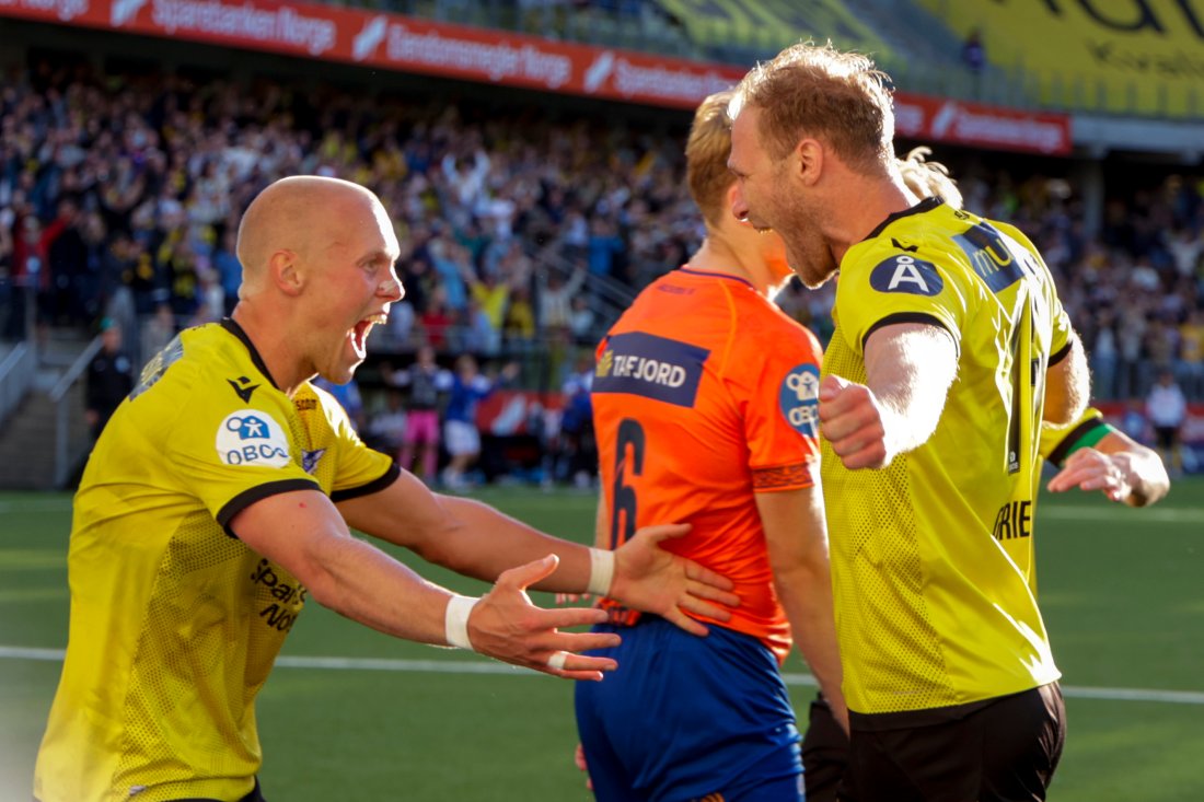 Sebastian Griesbeck (t.h.) feirer 3-0 scoringen sin sammen med John Olav Norheim mot Aafk i 2025. Foto: Tor Erik Schrøder / NTB