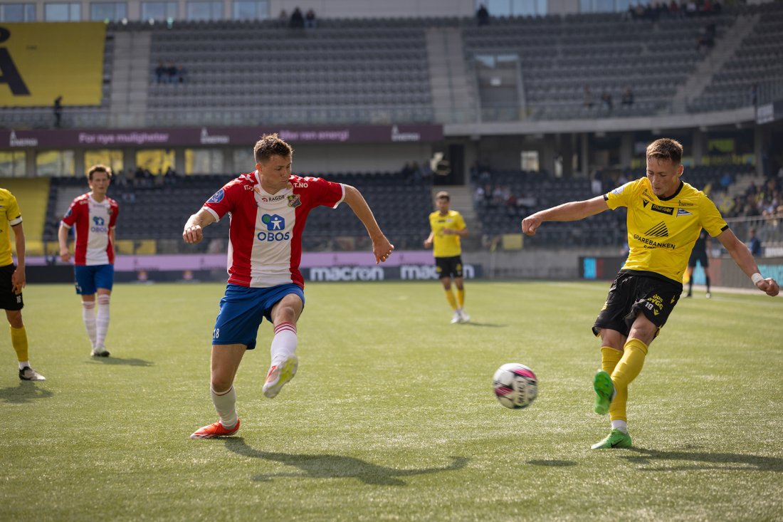 Deni er tilbake i kamptroppen etter et langt skadeavbrekk. Her i aksjon mot Lyn i fjor. Foto: Daniel Haus (arkivbilde).