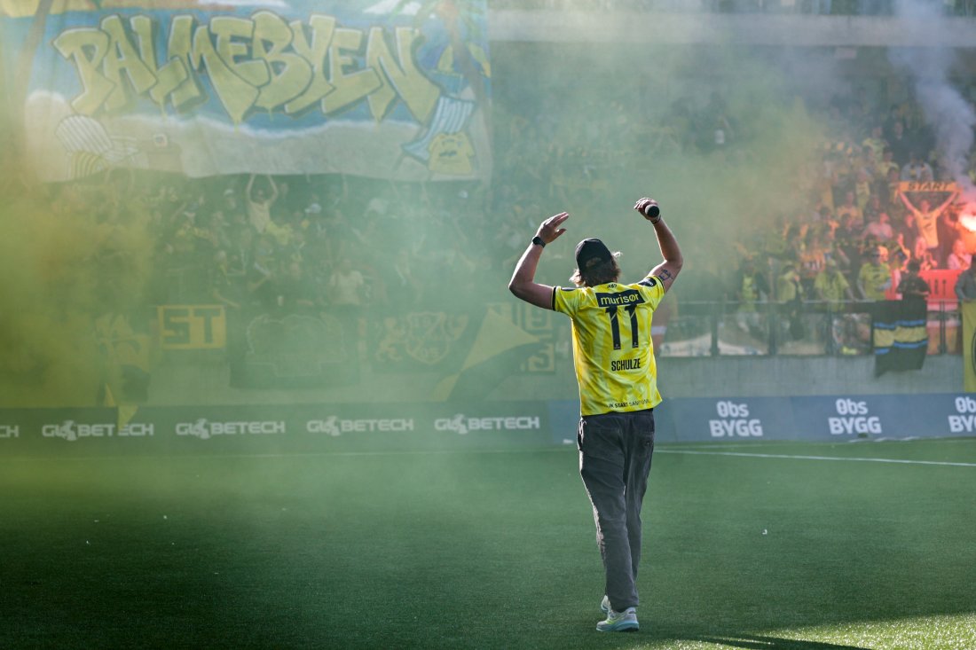 For første gang siden 2007 var stadion utsolgt. Her synger Erlend Ropstad "Londsia" foran fulle tribuner. Foto: Tor Erik Schrøder / NTB