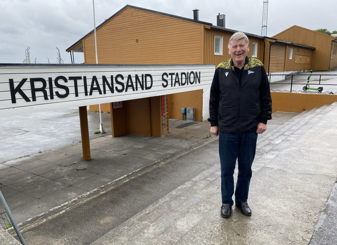 Per Svein utenfor Kristiansand stadion, der han begynte som Start-speaker for 54 år siden.