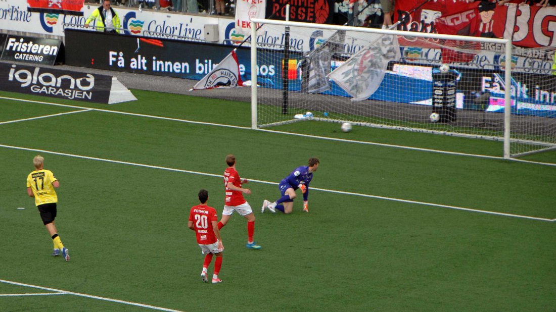 Jesper Cornelius har satt inn seiermålet, via stanga