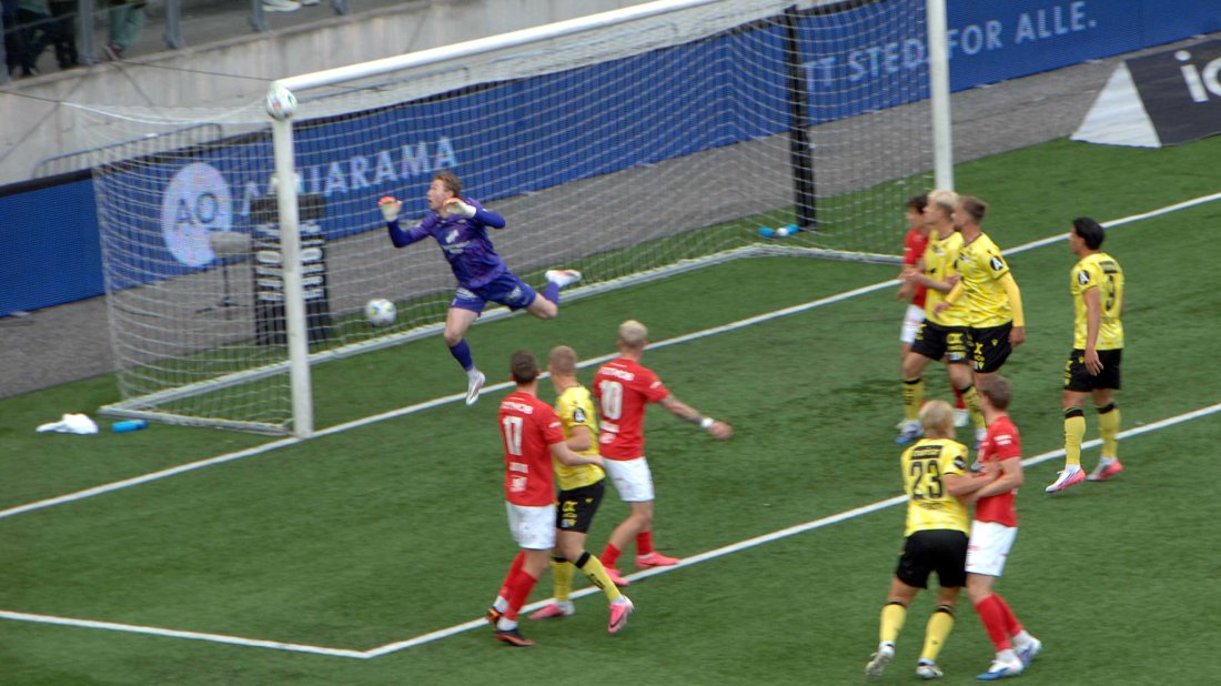 Erlend Segberg header i krysstolpen