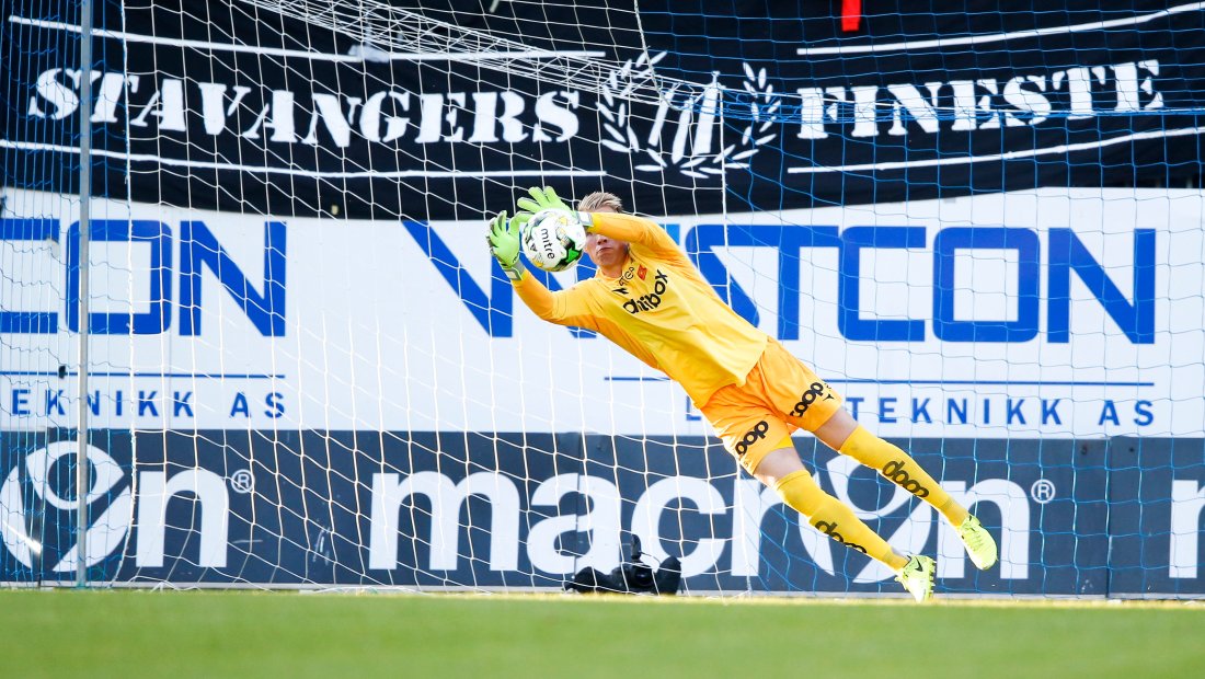 Haugesund 20170923. Vikings keeper Amund Wichne redder skudd. Eliteseriekampen i fotball mellom FK Haugesund og Viking på Haugesund stadion. Foto Jan Kåre Ness  NTB.jpg