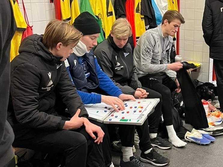 Filip har vært hovedtrener for Start 2 siden januar 2025. Her sammen med spillerne før kampen mot AZ Alkmaar.