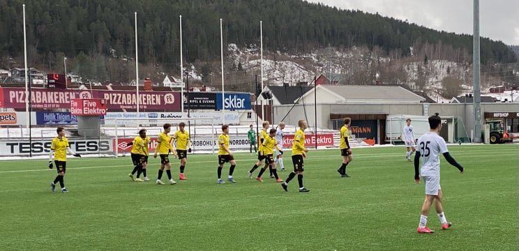 Start-spillerne jubler etter Theodor Witzøes vakre 5-0-mål..jpg
