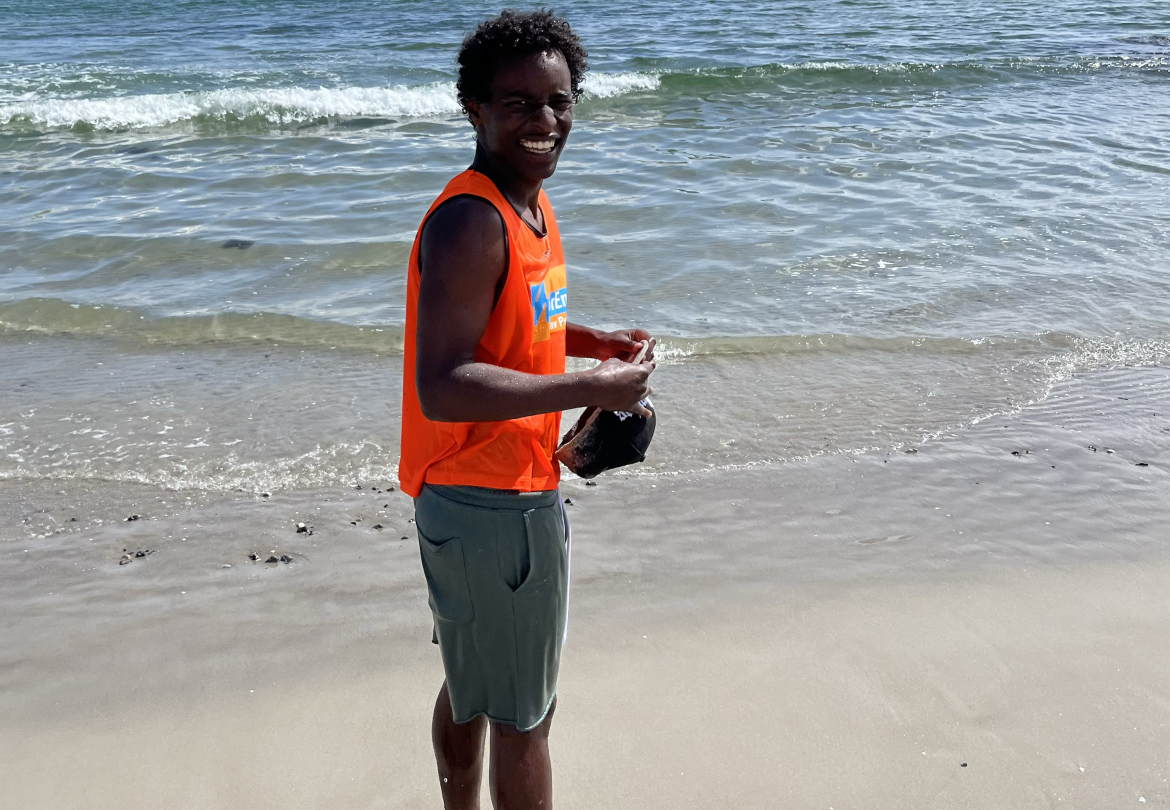 Teodor Witzøe koser seg på stranden.