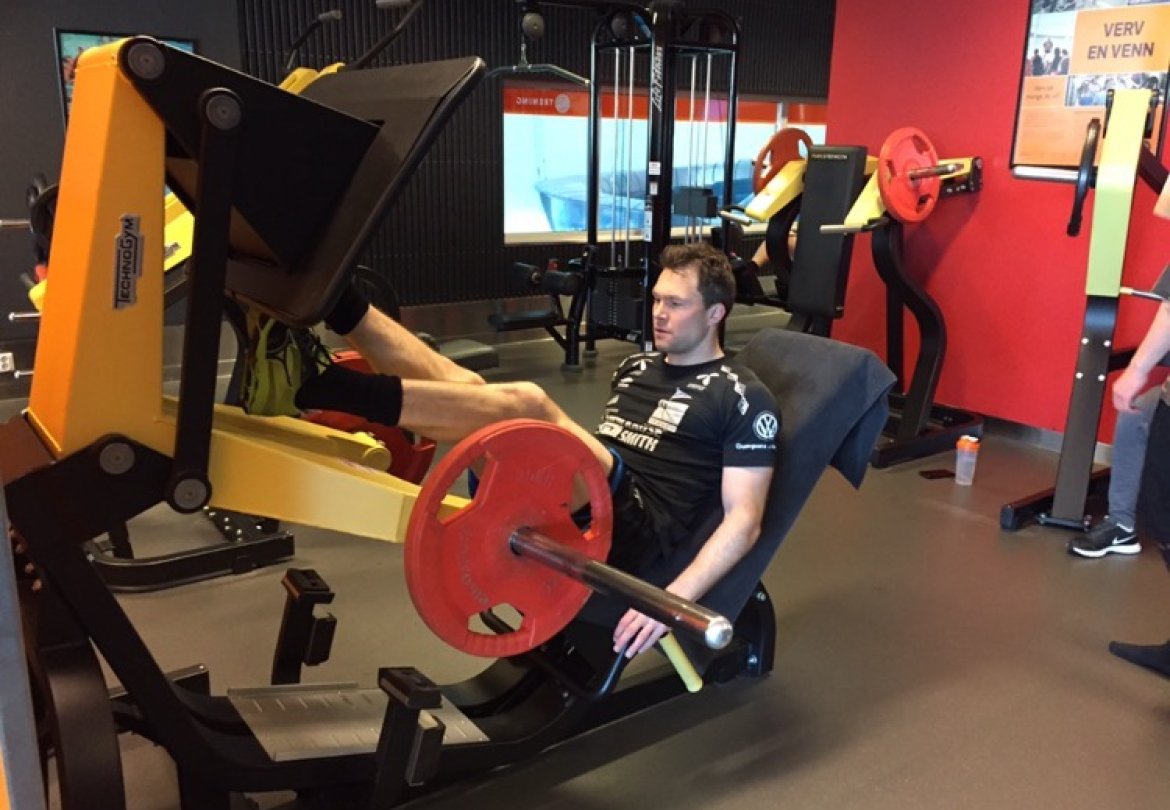 Håkon Opdal setter inn støtet med beinpress.