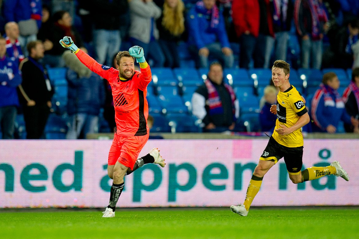 Håkon Opdal jubler vilt etter å ha scoret fra midtbanen på Ullevaal mot Vålerenga i 2015. Målet skulle vise seg å bli veldig viktig i kampen for å unngå nedrykk. Til høyre: Mathias Rasmussen