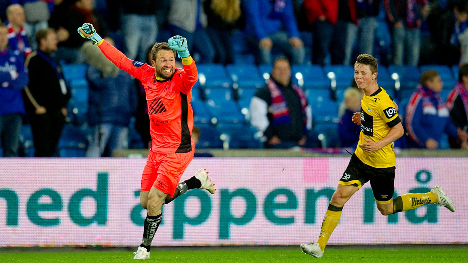 Håkon Opdal jubler vilt etter å ha scoret fra midtbanen på Ullevaal mot Vålerenga i 2015. Målet skulle vise seg å bli veldig viktig i kampen for å unngå nedrykk. Til høyre: Mathias Rasmussen