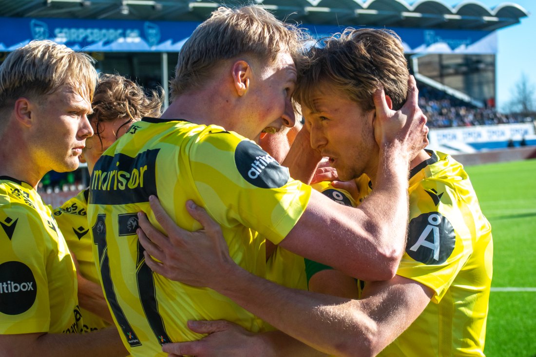 Tom og Jesper Cornelius etter scoringen vår i Sarpsborg tidligere i år.