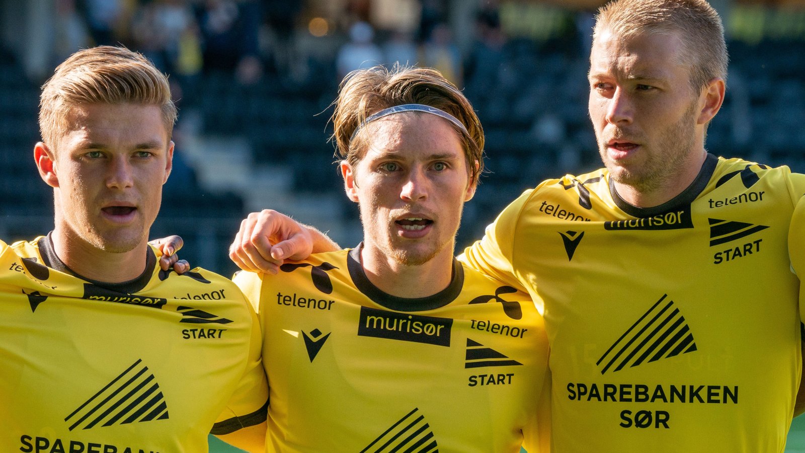 Mathias, Kasper og Henrik synger hymnen