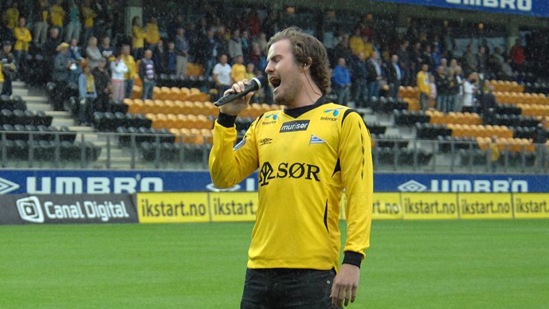 Knut Marius synger hymna