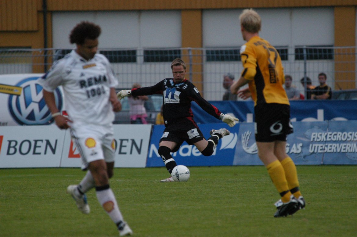 Starts keeper Rune Nilssen slår pasning