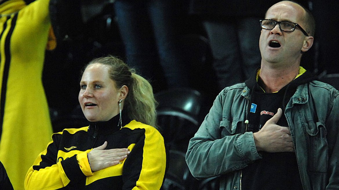 Supportere synger
