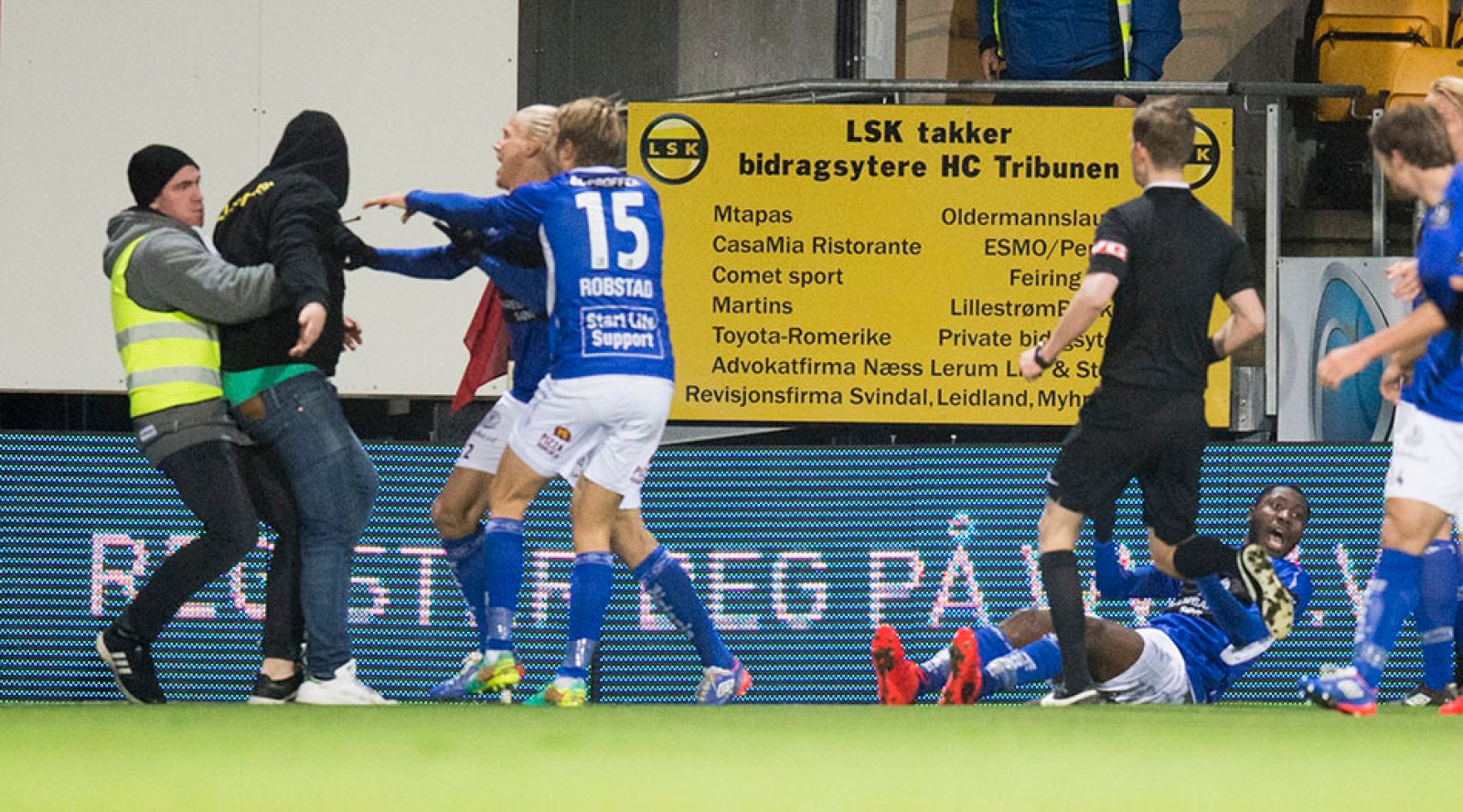 Antwi legges i bakken av supporter