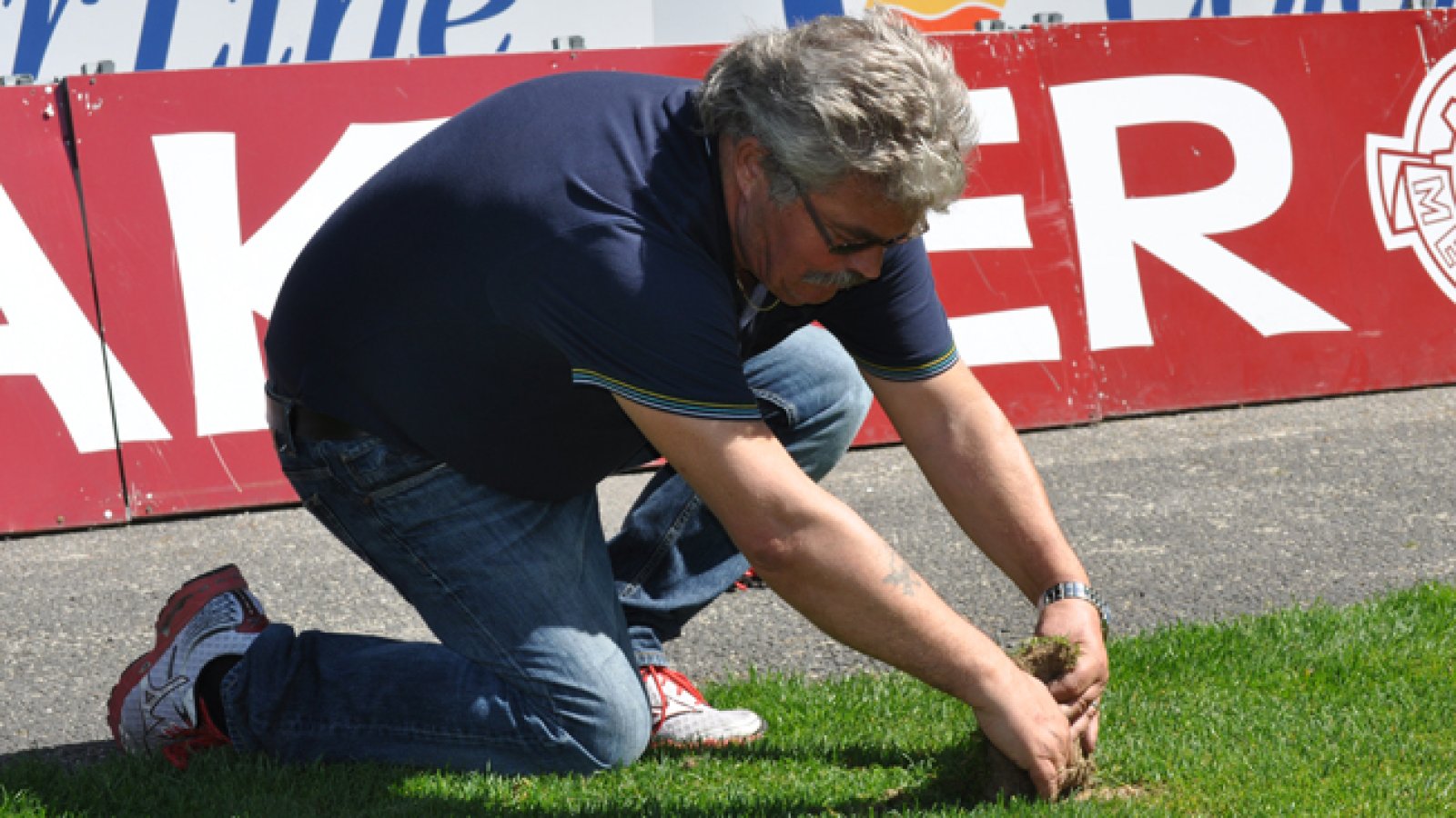 Kai Eriksen fjerner gress 